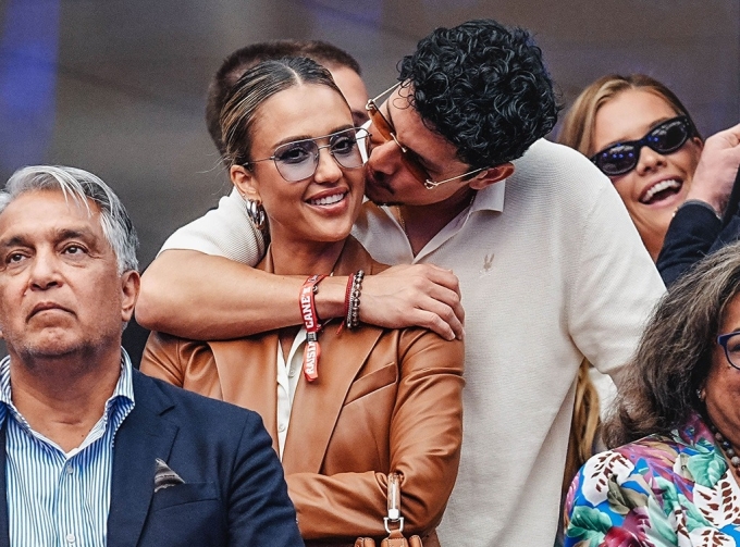 Danny Ramire và Jessica Alba trên khán đài Giải đấu Mỹ mở rộng ngày 7/9. Ảnh: GC Images