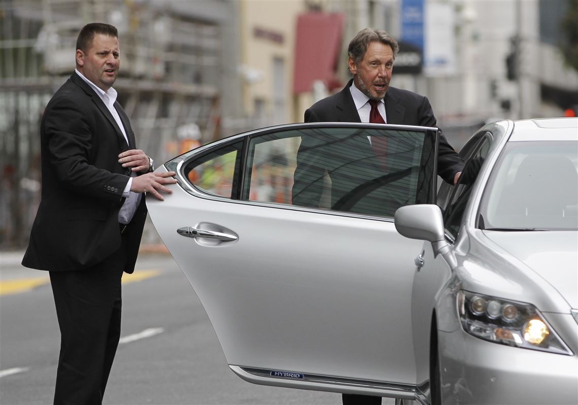 Tỷ phú giàu nhất thế giới đang đi xe gì?- Ảnh 1.