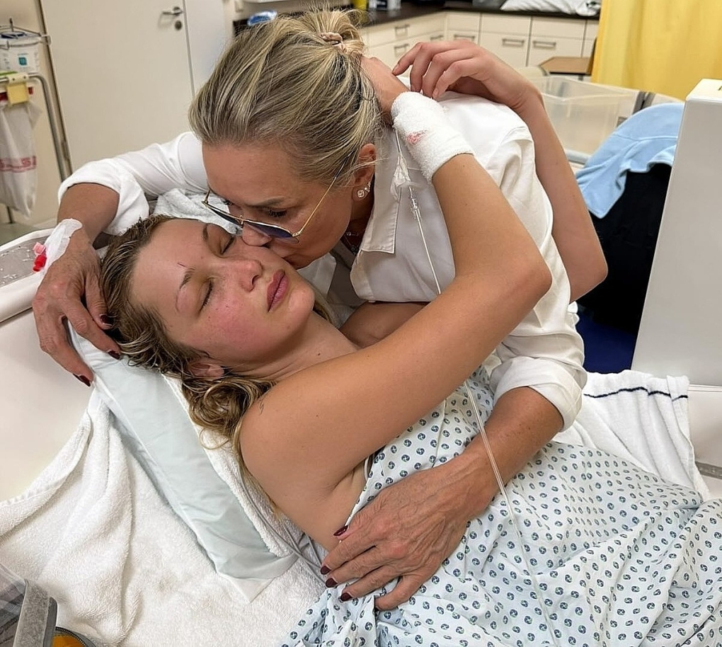 Yolanda Hadid nói cảm thấy tự hào về con gái, nói sẽ đồng hành cùng con, tin những điều tốt đẹp sẽ xảy ra. Ảnh: Instagram/ Bella Hadid