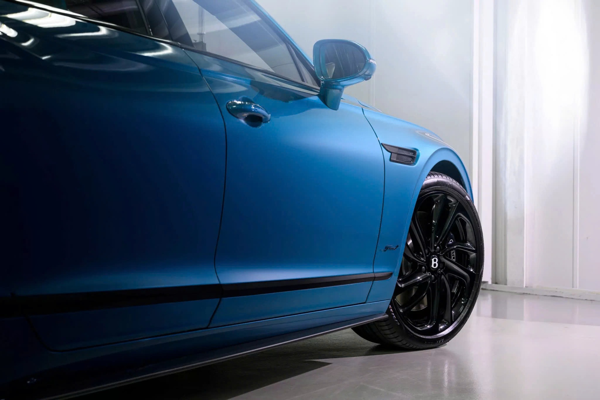 Đắt như option xe siêu sang: Bentley có màu sơn mới mất 60 giờ để làm, giá quy đổi gần 1,8 tỷ đồng- Ảnh 3.