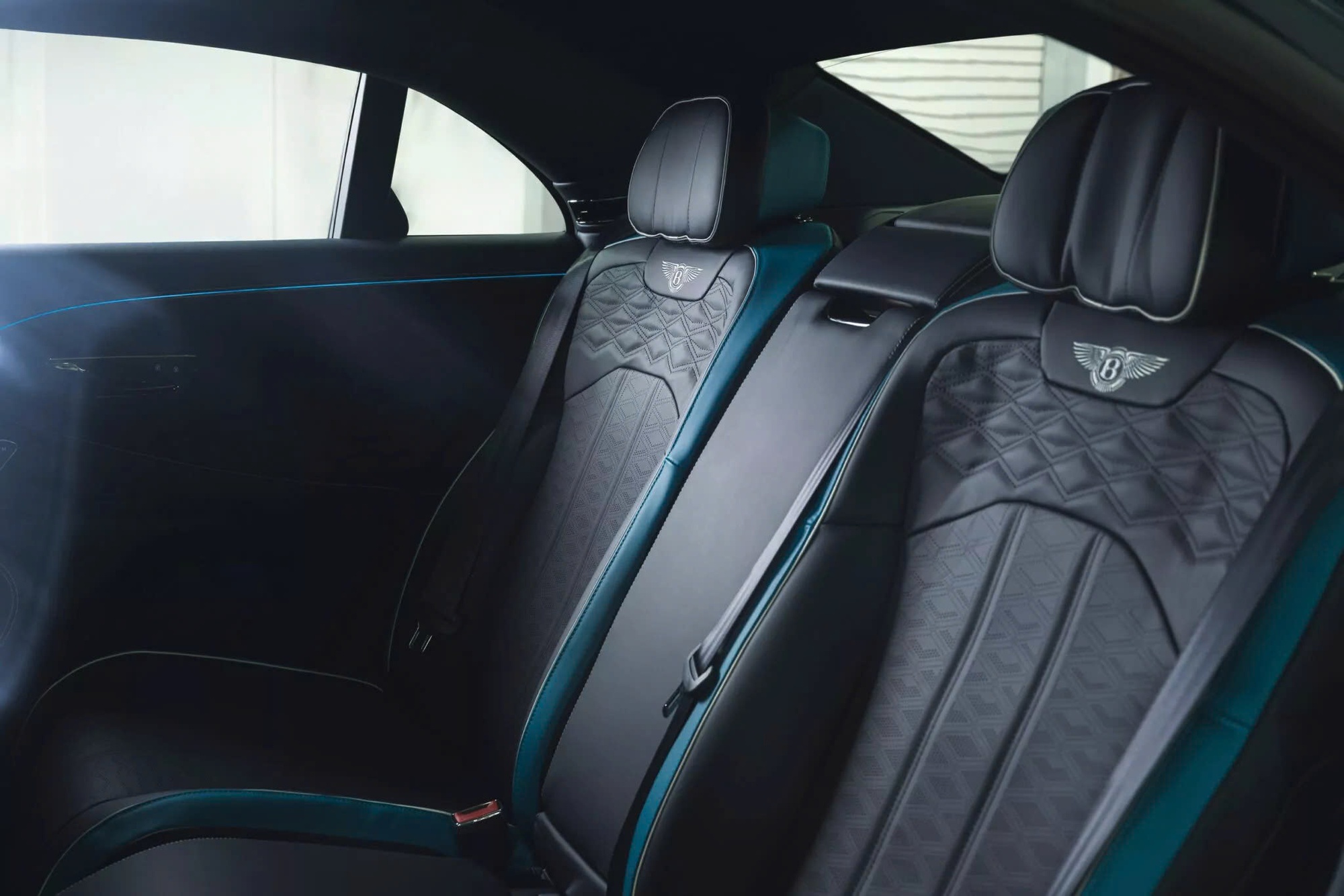 Đắt như option xe siêu sang: Bentley có màu sơn mới mất 60 giờ để làm, giá quy đổi gần 1,8 tỷ đồng- Ảnh 7.