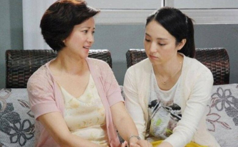 Thẳng thắn trò chuyện giúp mẹ con hiểu nhau hơn, tâm lý của bà bầu cũng được giải toả (Ảnh minh hoạ).