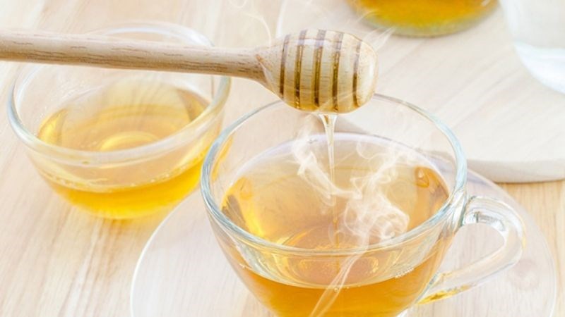 Một cốc nước mật ong ấm vào buổi sáng có thể giúp hệ tiêu hóa hoạt động tốt hơn.