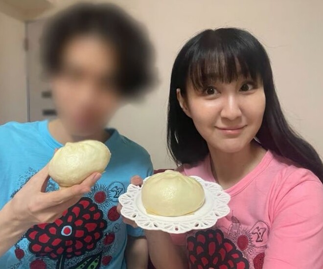 Chàng trai 31 tuổi cưới vợ U70, hơn cả tuổi mẹ mình nhưng nhan sắc người vợ mới thực sự ngỡ ngàng - 1