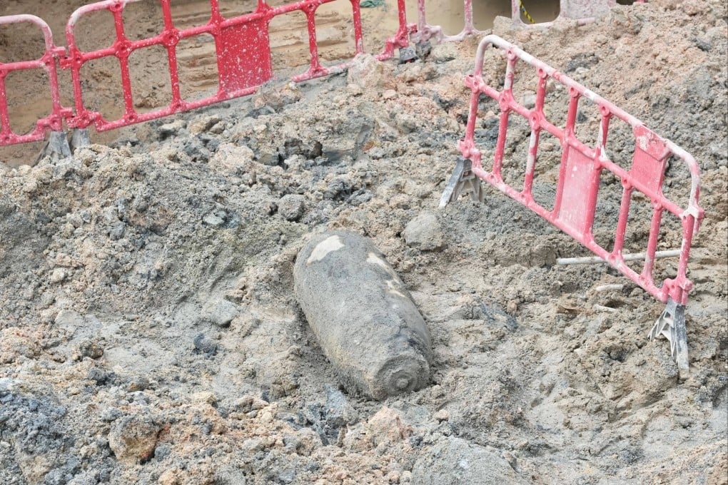 Quả bom còn sót lại từ Thế chiến II được tìm thấy tại công trường ở Hong Kong ngày 19/8. Ảnh: SCMP