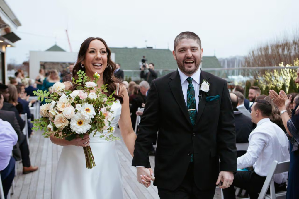 Ryan và Amanda Dona ở Long Island, New York trong đám cưới hồi tháng 2. Ảnh: WSJ