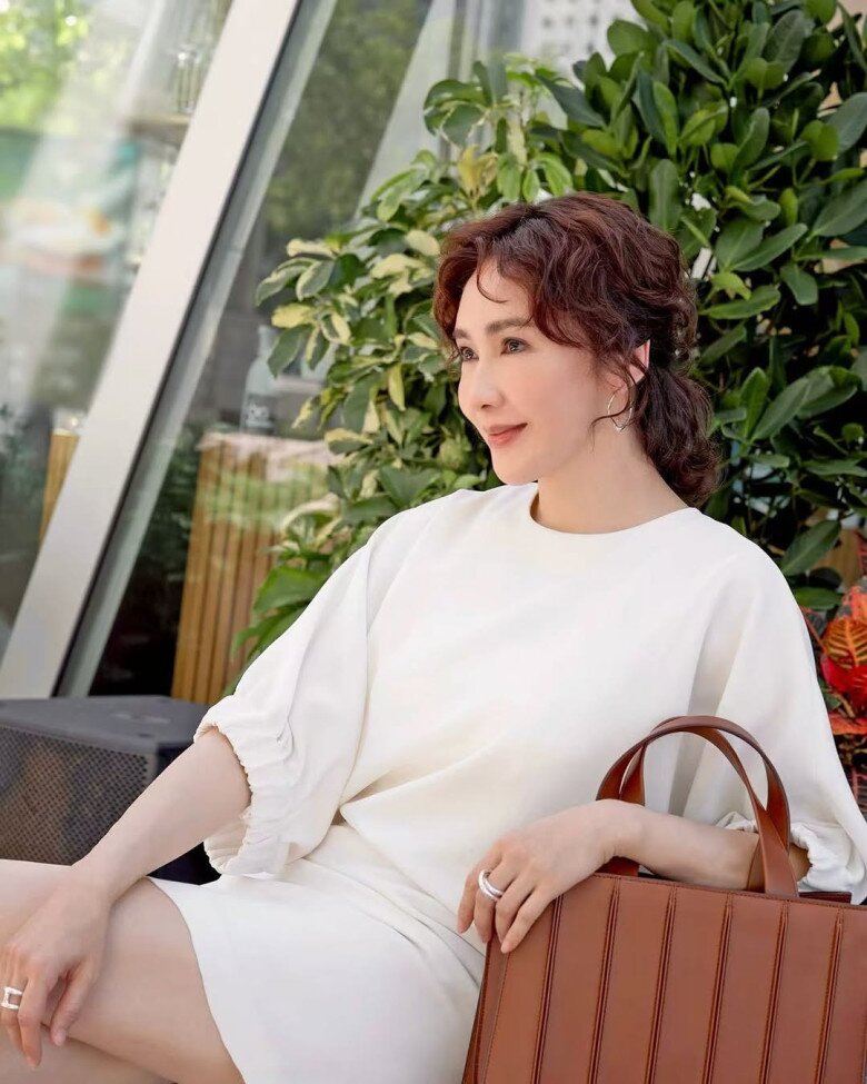 Mỹ nhân 7X chọn ăn nhiều rau củ quả, các loại hạt, đặc biệt là óc chó để bổ sung dinh dưỡng và duy trì cân nặng. 