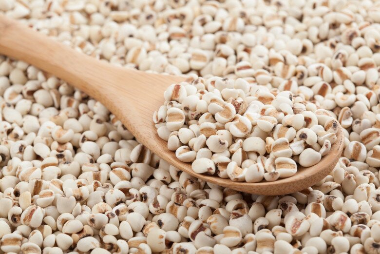 Hạt ý dĩ được Lê Tư ví như “bí kíp trẻ lâu” nhờ tác dụng lợi tiểu, thanh lọc cơ thể và thúc đẩy tuần hoàn máu. Loại hạt nhỏ xíu này còn giàu vitamin B, protein, khoáng chất, giúp da sáng mịn, giảm mụn và chống lão hóa, đồng thời giữ đường nét gương mặt thanh thoát.