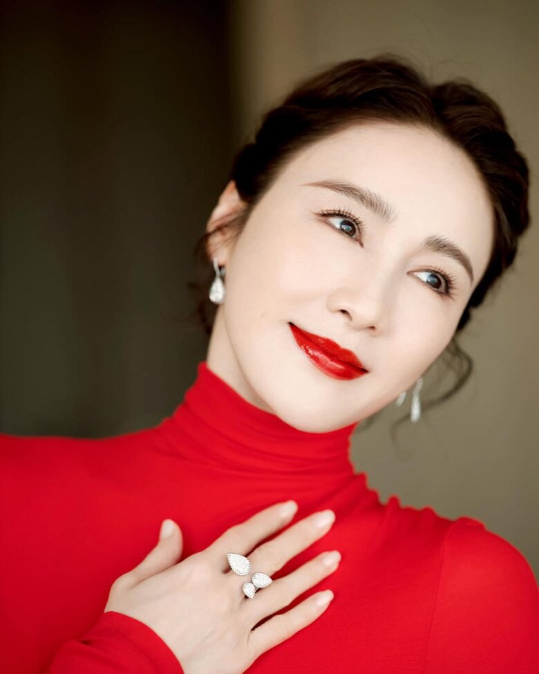 Lê Tư không chỉ là biểu tượng nhan sắc mà còn là minh chứng sống cho sự kỷ luật và tinh thần yêu bản thân. Những nguyên tắc ăn uống khoa học, thói quen vận động đều đặn cùng sự lạc quan đã giúp cô duy trì vị thế “mỹ nhân bất bại” của làng giải trí Hồng Kông.