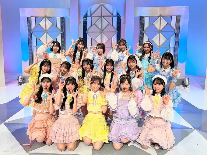 Một số thành viên của AKB48 trong chương trình kỷ niệm 20 năm thành lập. Ảnh: Instagram/ AKB48