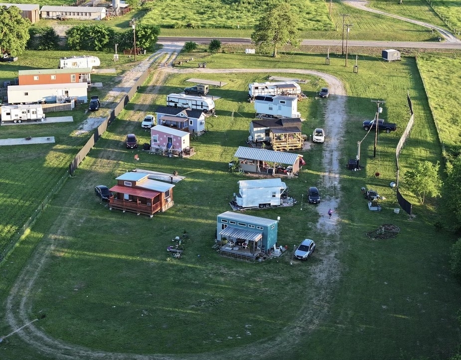 Ngôi làng gồm những căn nhà nhỏ, chỉ dành cho phụ nữ. Ảnh: Robyn Yeria