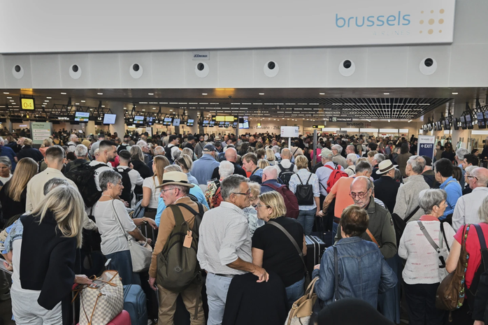 Các sân bay châu Âu vẫn tê liệt, viết thẻ lên máy bay bằng tay- Ảnh 1.