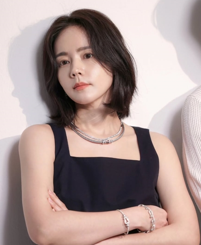 Với lối sống khoa học, kiên trì nói không với đồ ngọt, thực phẩm chế biến sẵn và duy trì những thói quen giản dị như ngủ sớm, rửa mặt bằng nước hay uống dầu ô liu, Han Ga In chứng minh rằng bí quyết để giữ nhan sắc “nữ thần” đôi khi lại bắt nguồn từ sự đơn giản nhất.