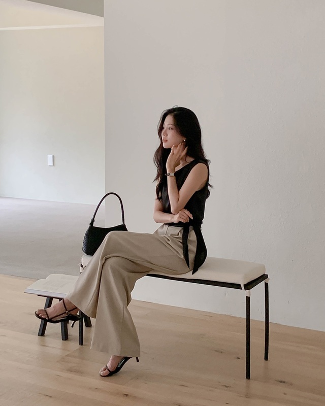 Quần ống rộng luôn là “chân ái” hack dáng cho hội công sở. Thiết kế cạp cao tôn đôi chân dài, ống rộng che bụng, che hông cực khéo. Dù phối sơ mi, áo phông hay blazer, set đồ đều gọn gàng, chuyên nghiệp. Diện thêm cao gót, vóc dáng thon gọn thấy rõ.