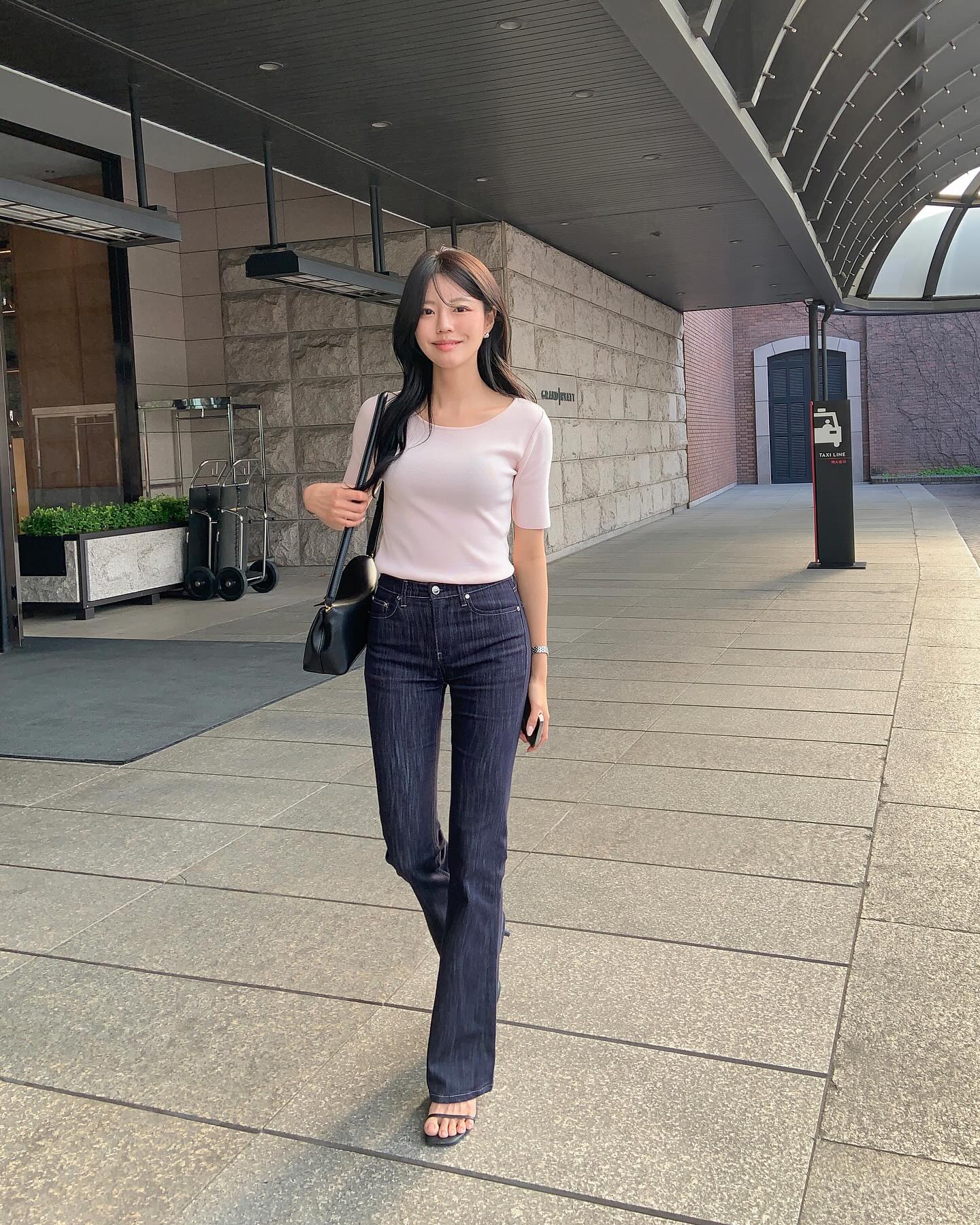 Áo phông tưởng chỉ hợp đi chơi nhưng lại là bảo bối công sở. Dáng áo suông nhẹ, màu trung tính giúp che vòng 2 mà vẫn trẻ trung, năng động. Mix cùng blazer, quần âu hoặc chân váy là auto gọn gàng, thanh lịch. Item này còn “hack tuổi” cực đỉnh.