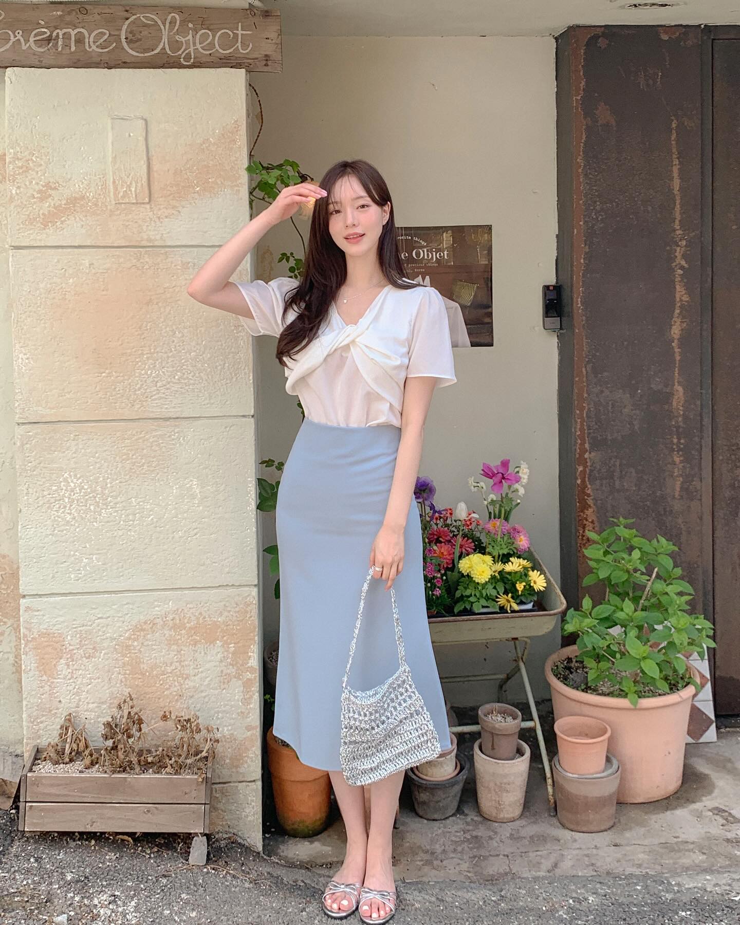 Chân váy suông giúp che bụng khéo léo nhờ phom dáng thẳng, không bó sát. Mix cùng sơ mi oversized hay áo phông basic đều tạo cảm giác gọn gàng, thanh lịch. Item này còn hack chiều cao, phù hợp nhiều vóc dáng, từ mảnh mai đến đầy đặn, ai mặc cũng hợp.