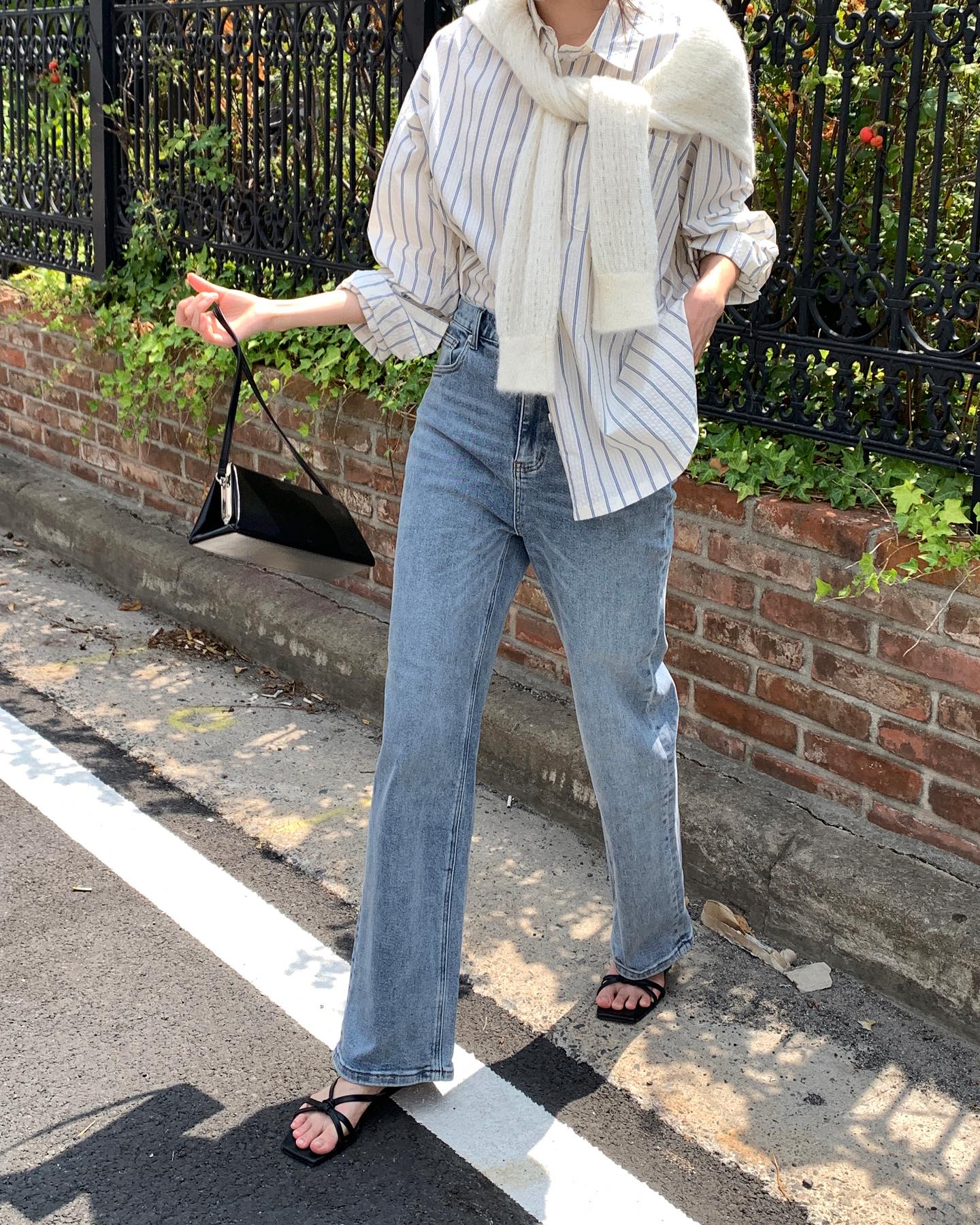 Áo sơ mi oversized vừa che vòng 2 khéo léo vừa tạo cảm giác trẻ trung, phóng khoáng. Dáng rộng giúp giấu bụng hiệu quả, mix cùng quần tây hay chân váy đều hợp. Chỉ cần sơ vin nhẹ hoặc phối blazer, nàng công sở sẽ có ngay outfit chuẩn chỉnh, hack dáng rõ rệt.