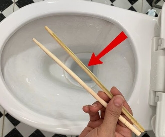 Tại sao nên đặt một đôi đũa trong bồn cầu? Đây là lý do - 1