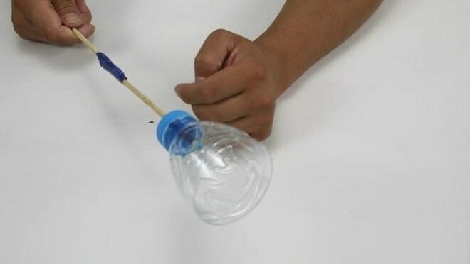 Clip: Cách làm dụng cụ thông tắc bồn cầu bằng đũa và chai nhựa