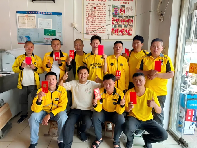 Đội giao hàng của những ông bố đầu trọc cho Zhang thành lập. Ảnh: Paper