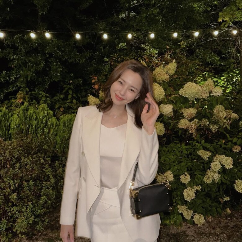 Mật ong chính là nước thần giúp Honey Lee giữ dáng suốt nhiều năm qua.