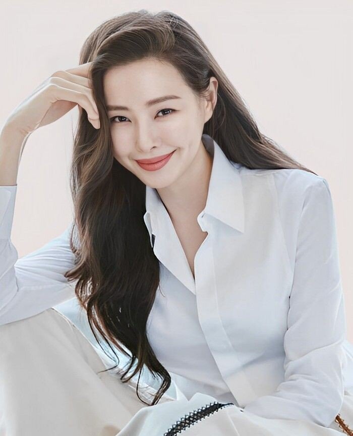 Honey Lee là minh chứng sống cho vẻ đẹp bất chấp tuổi tác. Dù đã ngoài 40 và trải qua hai lần sinh nở, cô vẫn giữ vóc dáng săn chắc, cơ bụng số 11 rõ nét cùng làn da căng mịn. Sắc vóc hiện tại của Honey Lee chính là biểu tượng truyền cảm hứng cho phụ nữ châu Á.