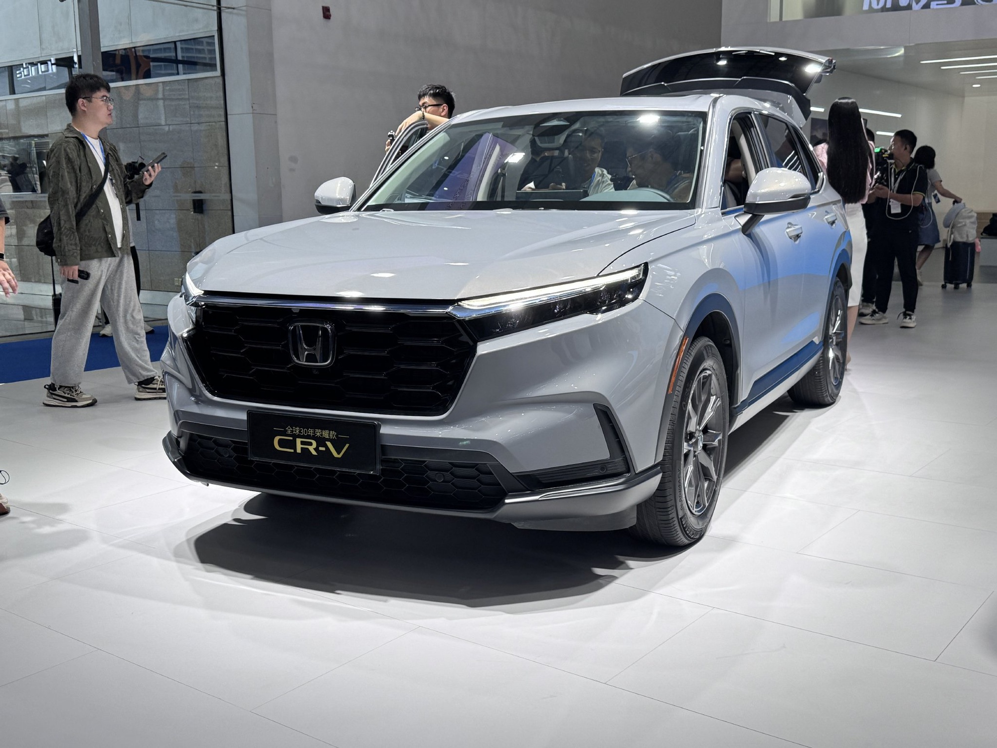 Honda CR-V ra mắt bản kỷ niệm 30 năm: Màn giải trí 12,3inch, bớt nút vật lý, có thể lái rảnh tay một lúc trên cao tốc- Ảnh 2. Honda CR-V ra mắt bản kỷ niệm 30 năm: Màn giải trí 12,3inch, bớt nút vật lý, có thể lái rảnh tay một lúc trên cao tốc- Ảnh 2.