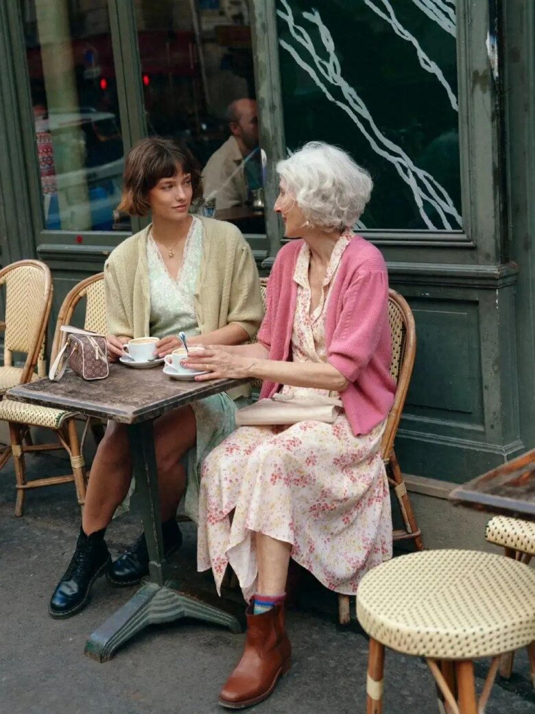 Từ trẻ đến già, bất cứ ai cũng có thể diện kiểu áo này.