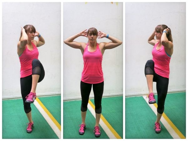 Động tác gập bụng đứng kết hợp đầu gối chạm khuỷu tay tác động mạnh đến cơ bụng xiên và cơ bụng dưới.