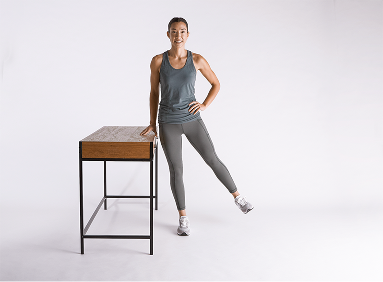 Bài tập nâng chân sang một bên khi đứng giúp tăng sức mạnh cơ hông, cơ mông và cơ đùi ngoài, đồng thời kích hoạt cơ bụng bên.