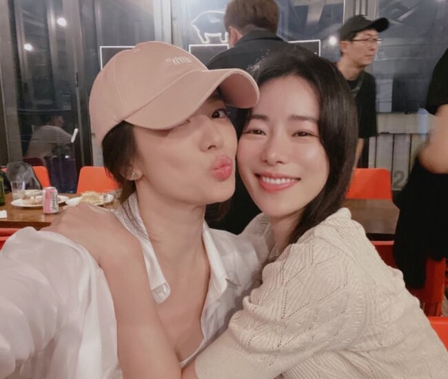 Song Hye Kyo và Lim Ji Yeon là những người bạn thân thiết ngoài đời.