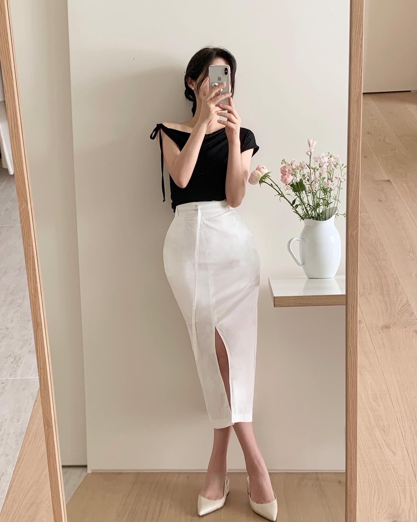 Không chỉ hack dáng, váy xẻ tà còn mang đến sự quyến rũ tinh tế. Item này có thể biến một set đồ cơ bản trở nên sang chảnh ngay lập tức. Nàng có thể chọn xẻ một bên hoặc xẻ giữa để tạo điểm nhấn, kết hợp giày bệt mũi nhọn sẽ càng thêm cuốn hút.