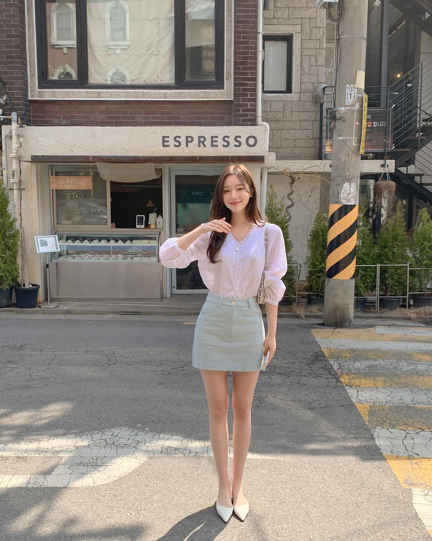 Ngoài khả năng kéo dài đôi chân, váy ngắn còn giúp người mặc toát lên vẻ trẻ trung, năng động. Với những nàng có đôi chân thon, đây chính là item “khoe khéo” cực đỉnh. Điểm cộng lớn là váy ngắn có thể phối được cả phong cách nữ tính lẫn cá tính.