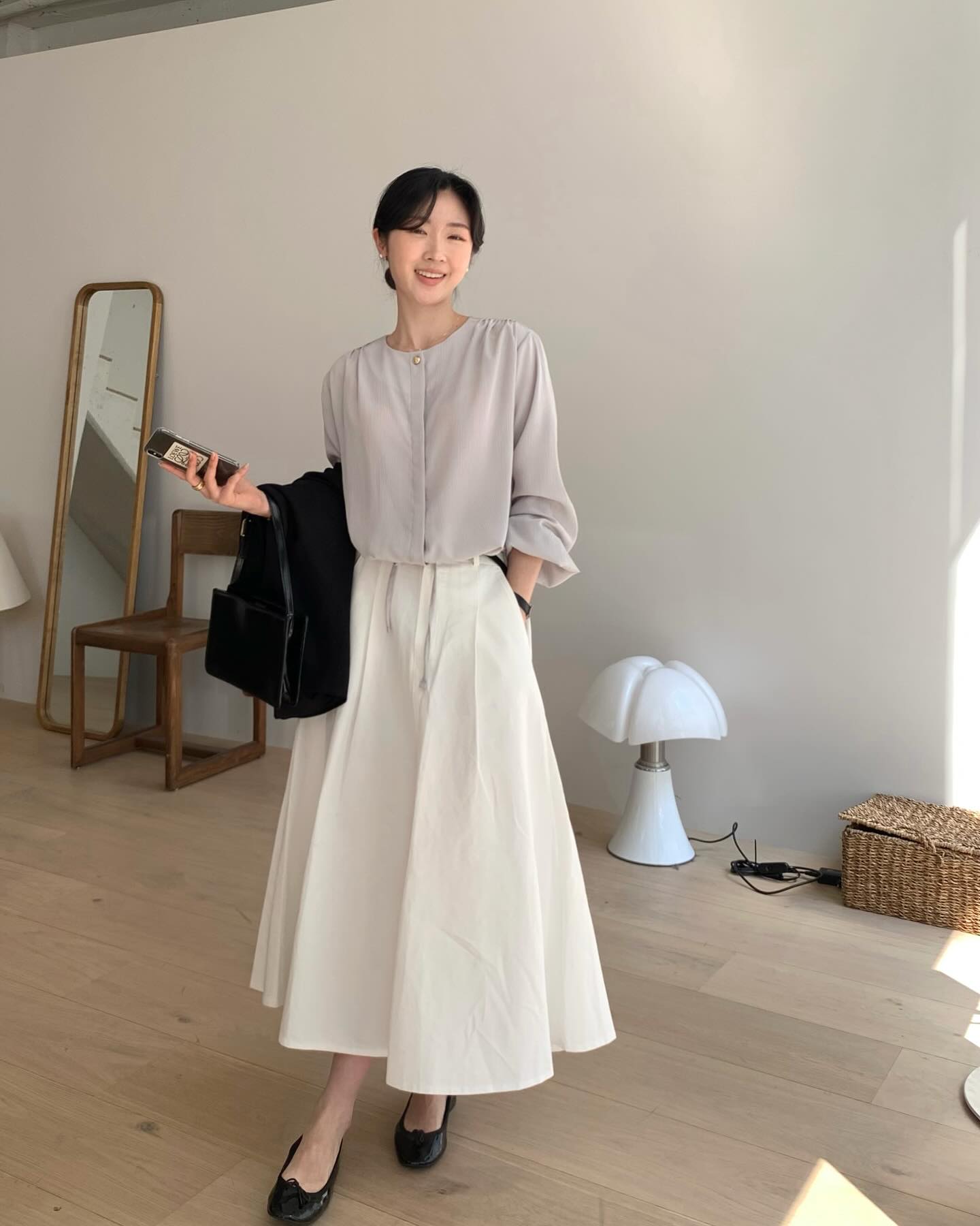 Chân váy suông đặc biệt phù hợp với những nàng công sở cần di chuyển nhiều. Thiết kế đơn giản nhưng tinh tế, dễ phối cùng áo sơ mi, blazer hoặc áo len mỏng. Nhờ khả năng che khuyết điểm vòng 3 hay bắp đùi, váy suông trở thành lựa chọn an toàn mà vẫn tôn dáng hiệu quả.