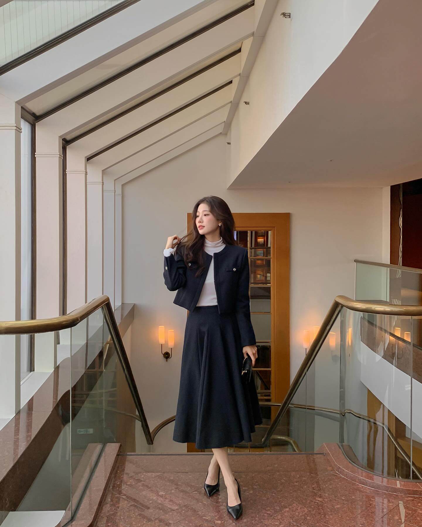 Điểm mạnh của váy chữ A là tạo tỷ lệ cơ thể chuẩn 1:1 giữa eo và hông, từ đó “ăn gian” chiều cao. Với nhiều biến tấu đa dạng như dáng mini, midi hay họa tiết caro, váy chữ A vừa dễ phối đồ, vừa giúp style của bạn trông trendy hơn hẳn.