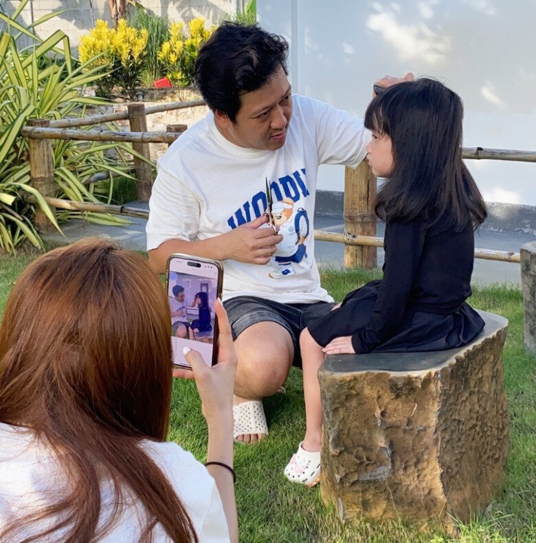 Trường Giang hết lòng yêu chiều ái nữ.