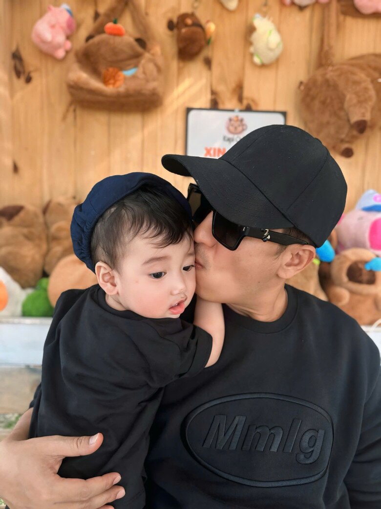 Chào đời vào năm 2023, bé Hope được bố khoe ảnh lên mạng xã hội sớm hơn so với chị gái.