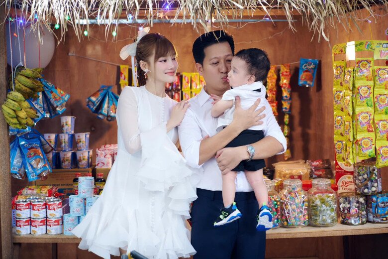 Quý tử Trường Giang được khen điển trai từ bé.