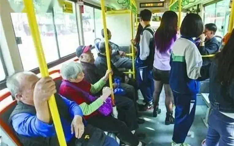 Không nhường chỗ trên xe bus, cậu bé 14 tuổi bị bà bầu chỉ tay mắng thẳng vào mặt, người mẹ đáp trả 1 câu khiến tất cả sững sờ- Ảnh 1.