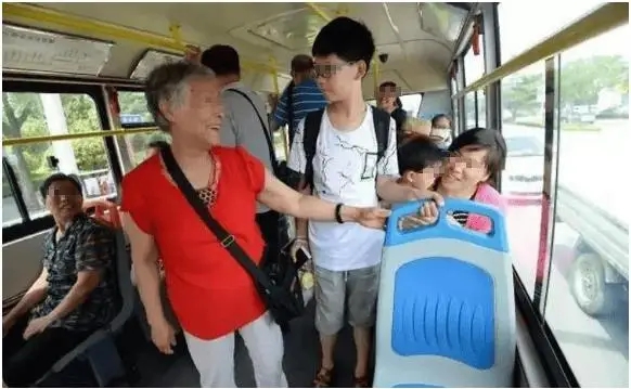 Không nhường chỗ trên xe bus, cậu bé 14 tuổi bị bà bầu chỉ tay mắng thẳng vào mặt, người mẹ đáp trả 1 câu khiến tất cả sững sờ- Ảnh 2.
