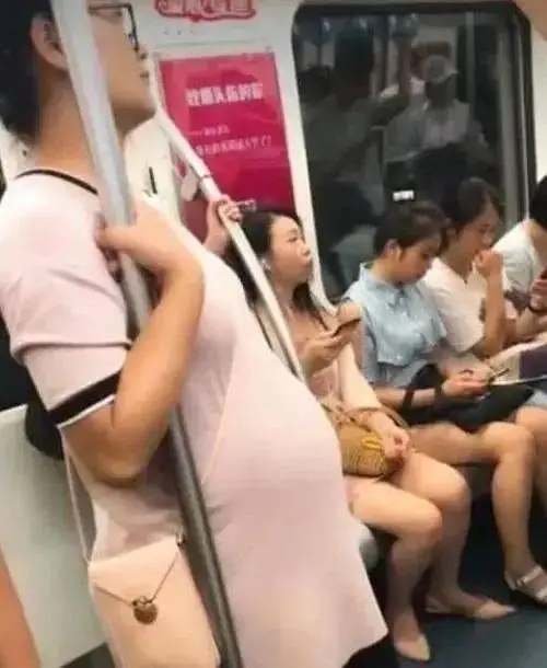 Không nhường chỗ trên xe bus, cậu bé 14 tuổi bị bà bầu chỉ tay mắng thẳng vào mặt, người mẹ đáp trả 1 câu khiến tất cả sững sờ- Ảnh 3.