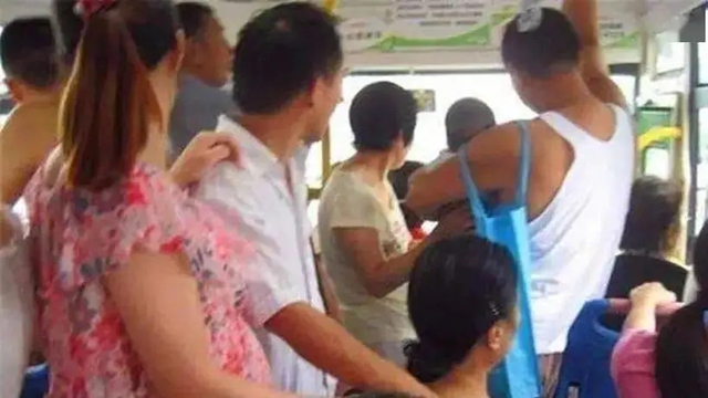 Không nhường chỗ trên xe bus, cậu bé 14 tuổi bị bà bầu chỉ tay mắng thẳng vào mặt, người mẹ đáp trả 1 câu khiến tất cả sững sờ- Ảnh 4.