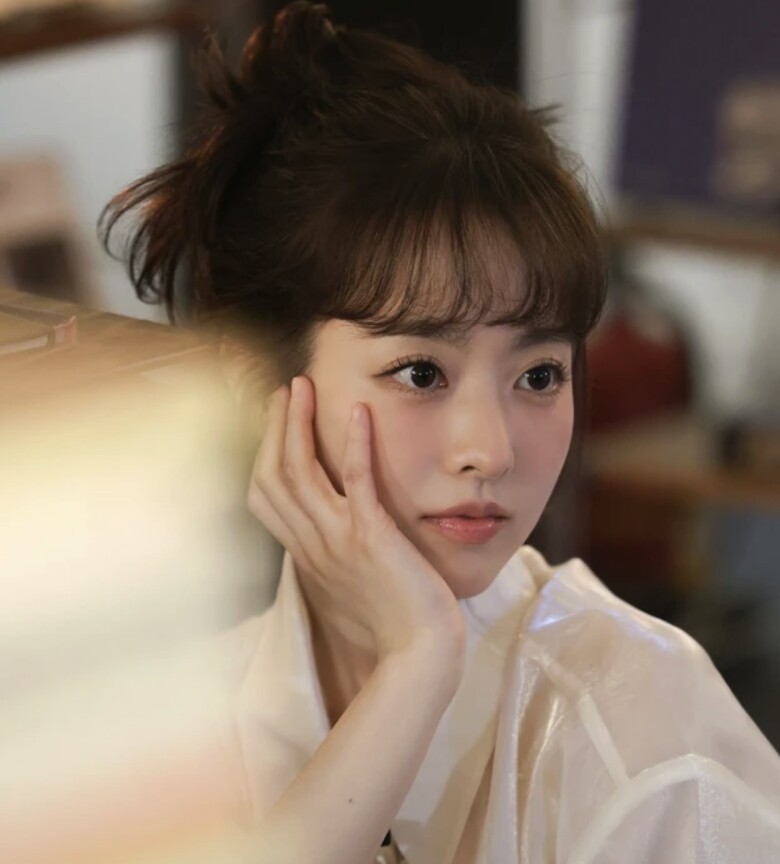 Ở tuổi U40, Park Bo Young vẫn được khen ngợi với gương mặt ngọt ngào, đôi mắt trong veo và vóc dáng nhỏ nhắn, khỏe khoắn. Tất cả không đến từ bí quyết xa xỉ, mà nhờ thói quen ăn táo mỗi sáng, uống đủ nước, bảo vệ da cẩn thận và duy trì vận động hợp lý. Chính sự kỷ luật ấy đã biến Park Bo Young thành biểu tượng nhan sắc “không tuổi” của showbiz Hàn, minh chứng rằng sự trẻ đẹp hoàn toàn có thể được nuôi dưỡng từ những điều giản dị mỗi ngày.