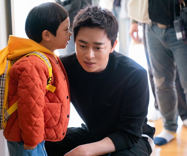 Nhận thấy con có nhiều điểm khác biệt với mình, người chồng quyết định làm xét nghiệm ADN.