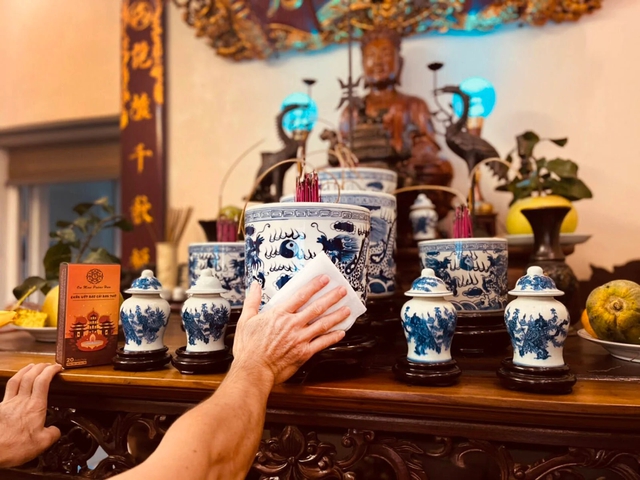 Bàn thờ tổ tiên là nơi linh thiêng, là nơi giao thoa giữa cõi âm và dương, vì vậy việc lau dọn nơi này cần phải thật sự cẩn trọng.