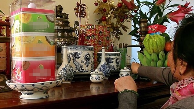 Cần lưu ý không sử dụng nước lã để lau bàn thờ, vì điều này không chỉ không hợp phong thủy mà còn không giúp làm sạch hiệu quả các vết bẩn.