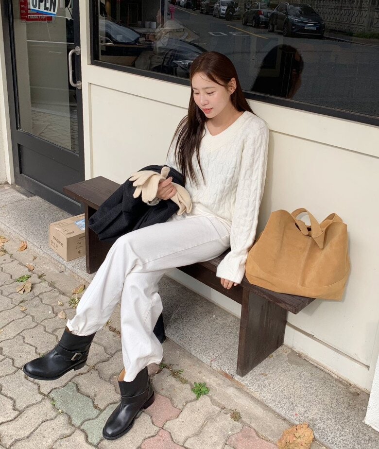 Set đồ trắng đồng điệu mang tới cảm giác sạch sẽ và sang trọng phối cùng túi xách da lộn màu nâu cân bằng lại tổng thể.