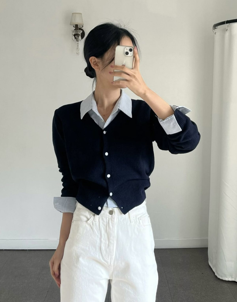 Sơ mi kẻ mix cùng cardigan xanh đậm khoác ngoài tạo điểm nhấn layer vừa ấm áp, vừa mang vẻ cổ điển thanh lịch cho những ngày thu se lạnh.