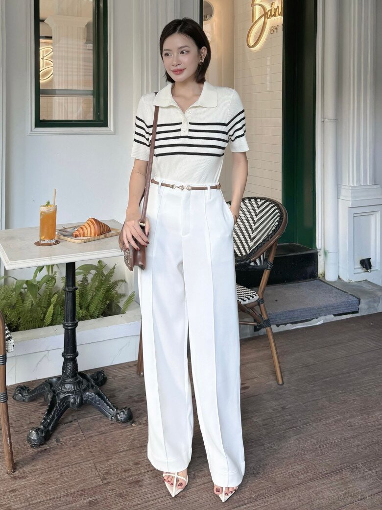 Áo polo len trắng kẻ đen mix quần tây ống suông tiệp màu hoàn thiện nét thanh lịch chuẩn “city chic” cho dân công sở.