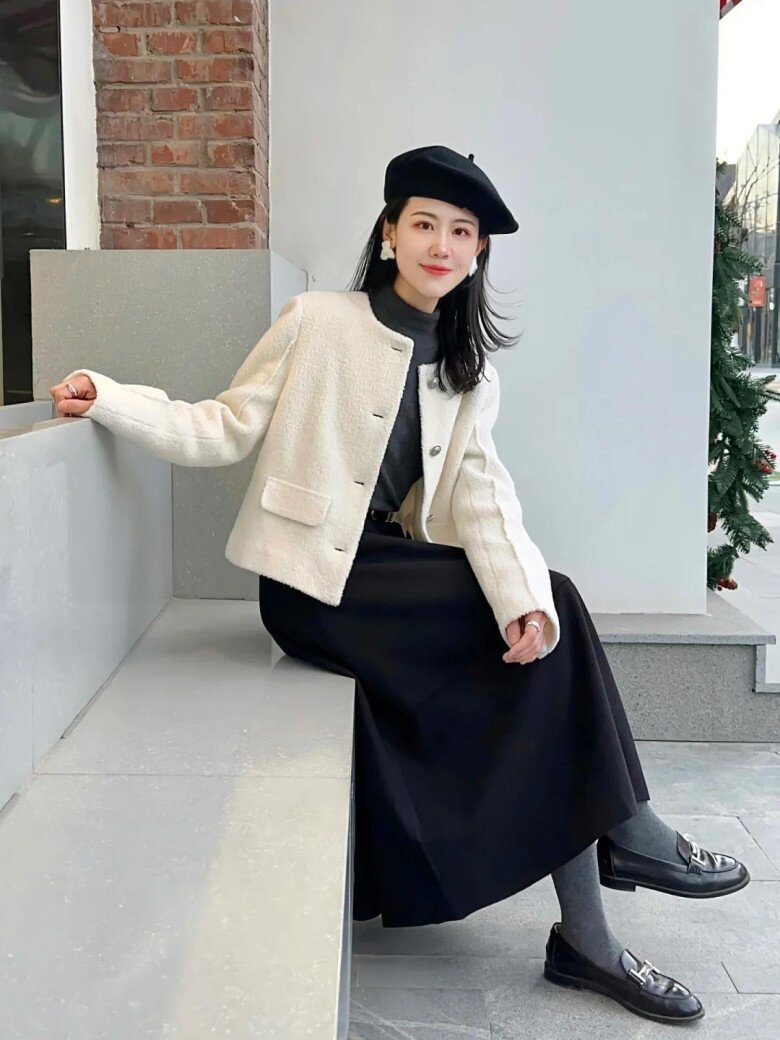 Những phụ kiện như mũ, trang sức hay túi xách tuy nhỏ nhưng có sức hút mạnh mẽ, khéo dẫn ánh nhìn và giúp che lấp khuyết điểm hình thể một cách tinh tế.